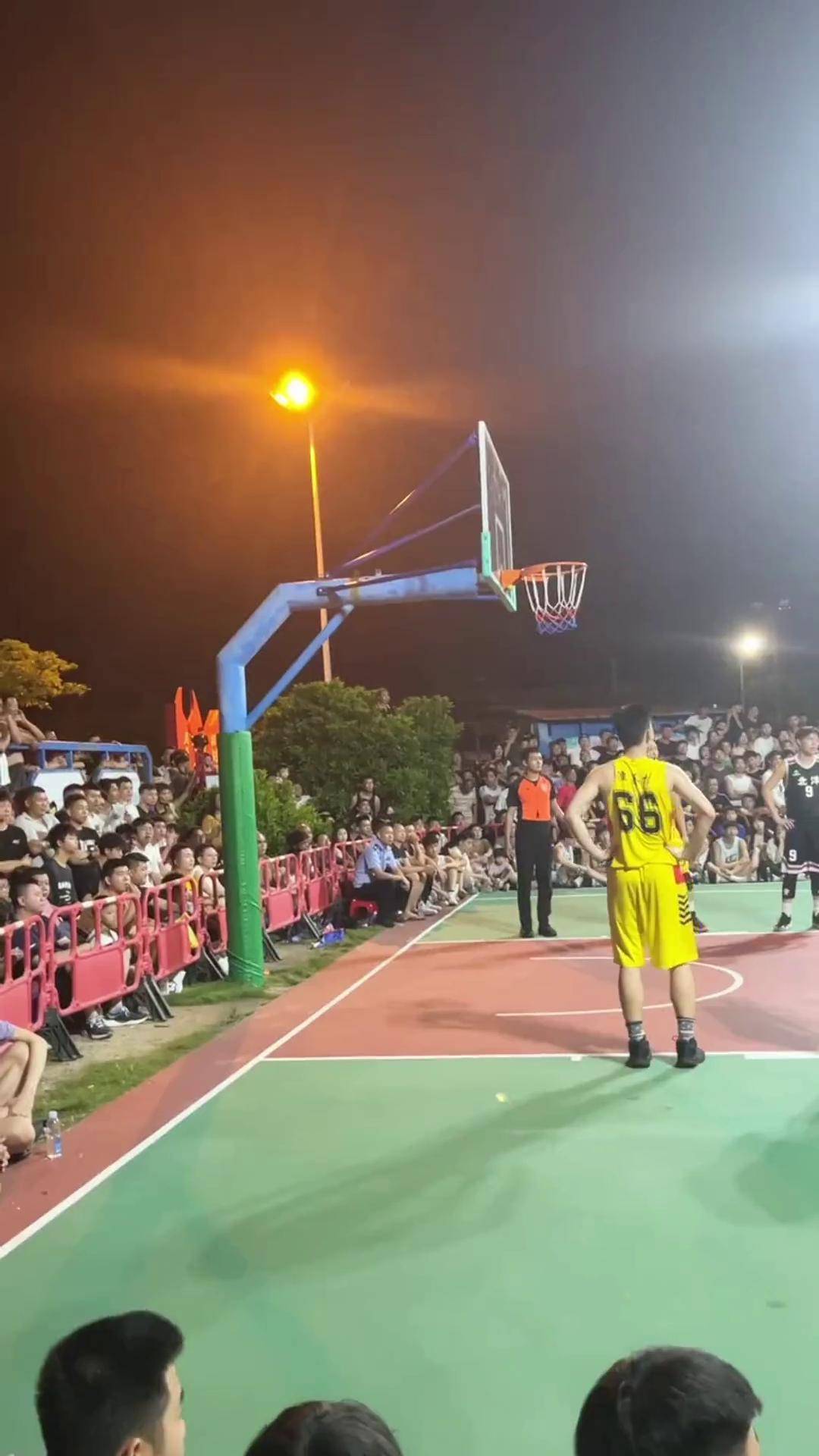 篮球赛事中一位球员的出色表现震撼了现场观众的简单介绍